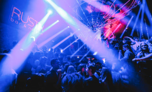 Rustik Bar & Natklub på Dæmning fyrer op under dansegulvet.
