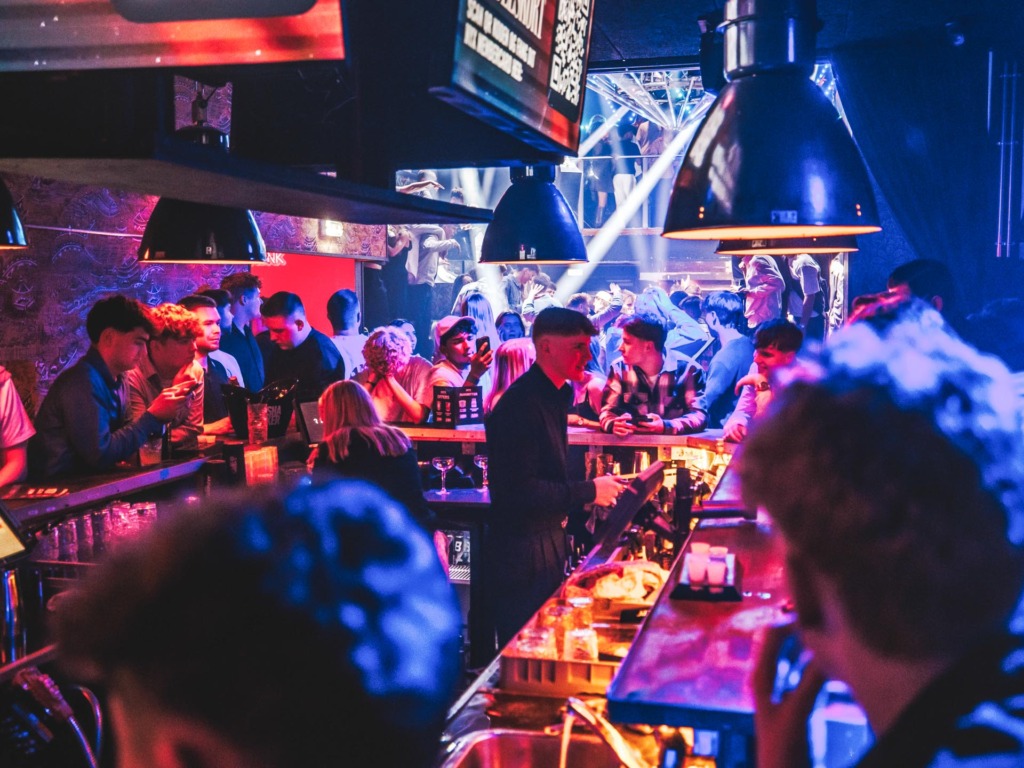 Man kan hænge ud i baren hos Rustik Bar & Natklub.