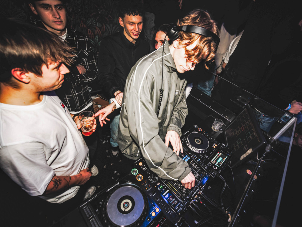 DJ hos Rustik Bar & Natklub.