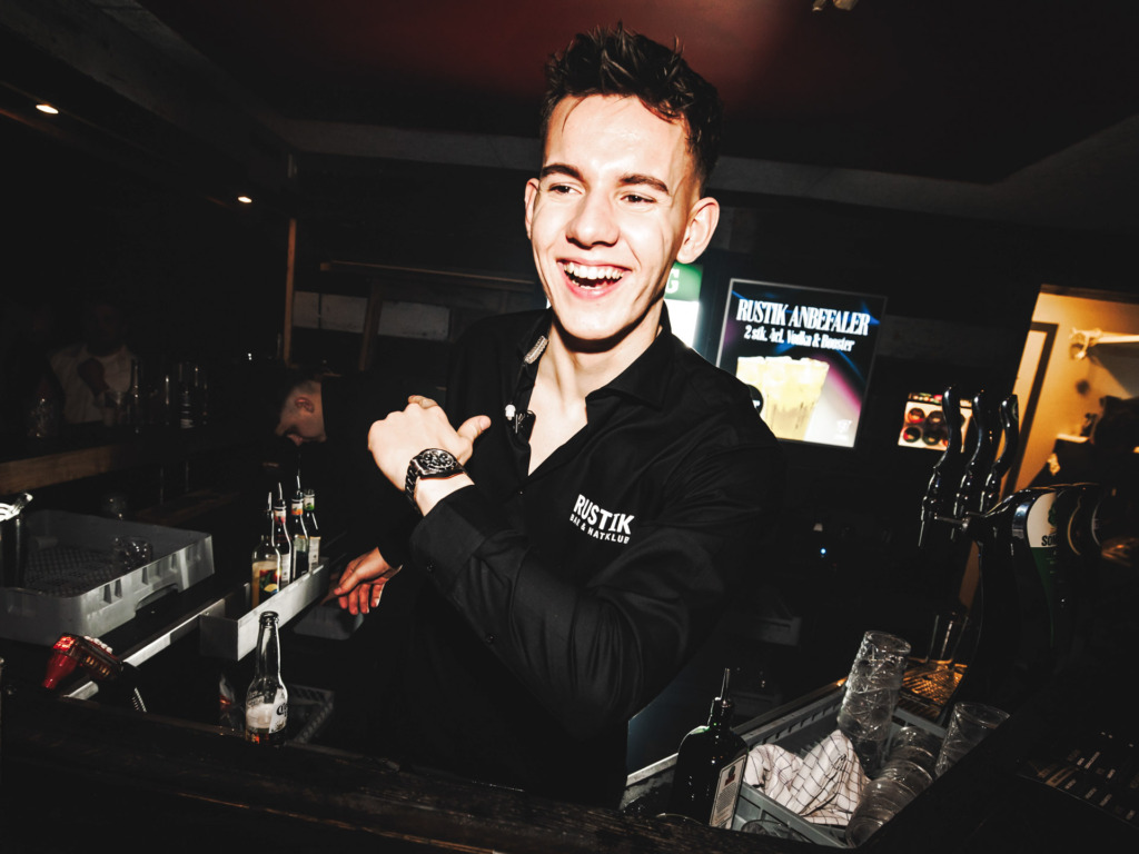 Betjeningen hos Rustik Bar & Natklub er i godt humør.
