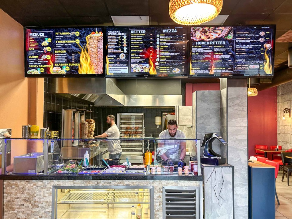 Hos Alrayes Restaurant er menukortet pænt stort med mange arabiske retter.