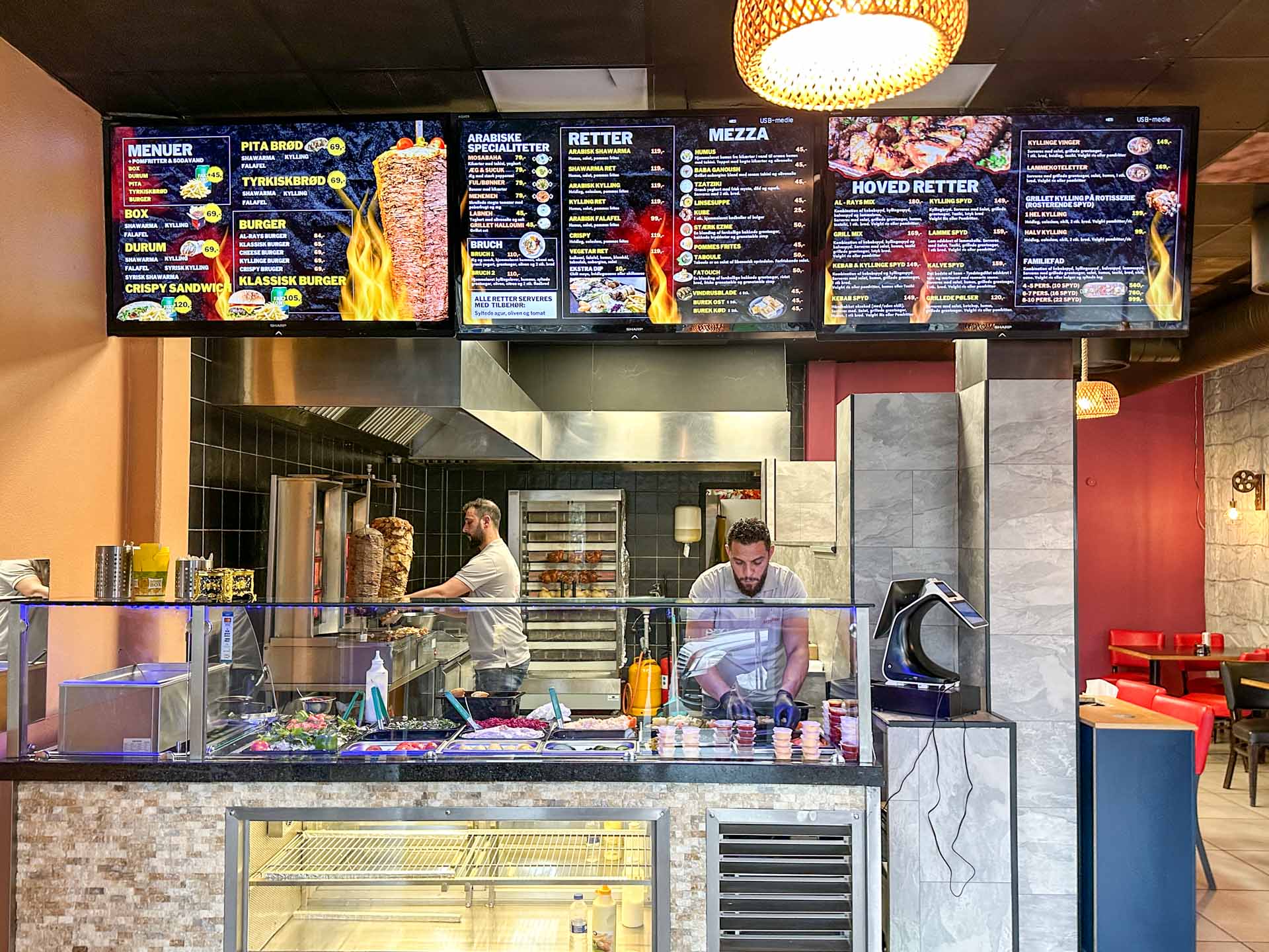 Hos Alrayes Restaurant er menukortet pænt stort med mange arabiske retter.