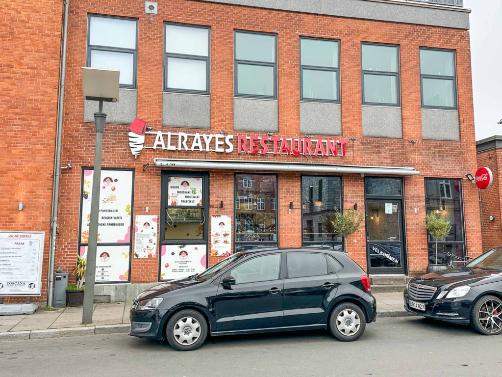 Alrayes Restaurant ligger ved banegården i Vejle.