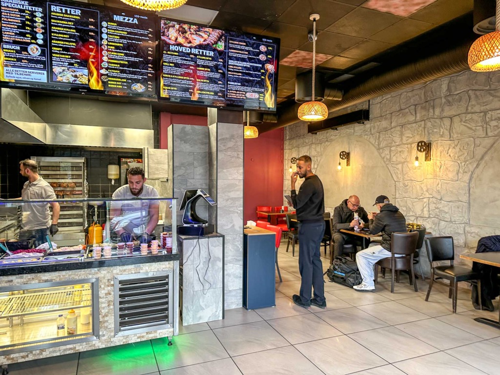 Der er 40 siddepladser og en cafeteria-lignende atmosfære med god plads ved bordene hos Alrayes Restaurant.