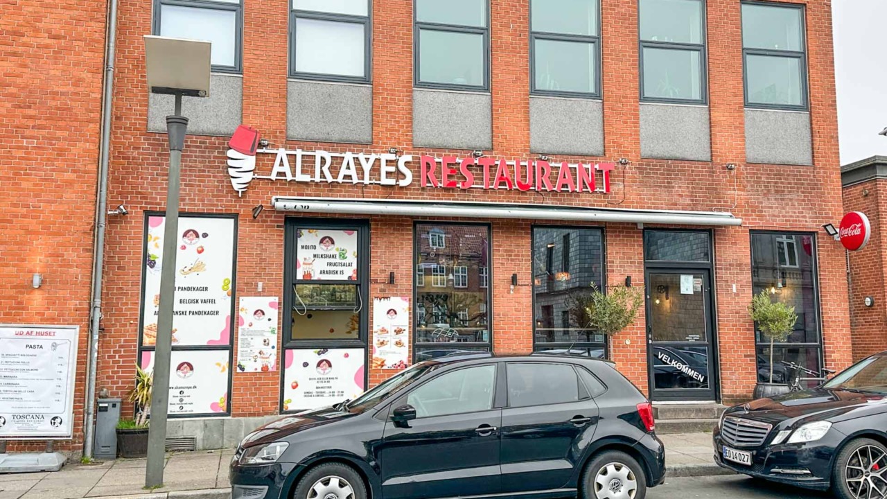 Alrayes Restaurant ligger ved banegården i Vejle.