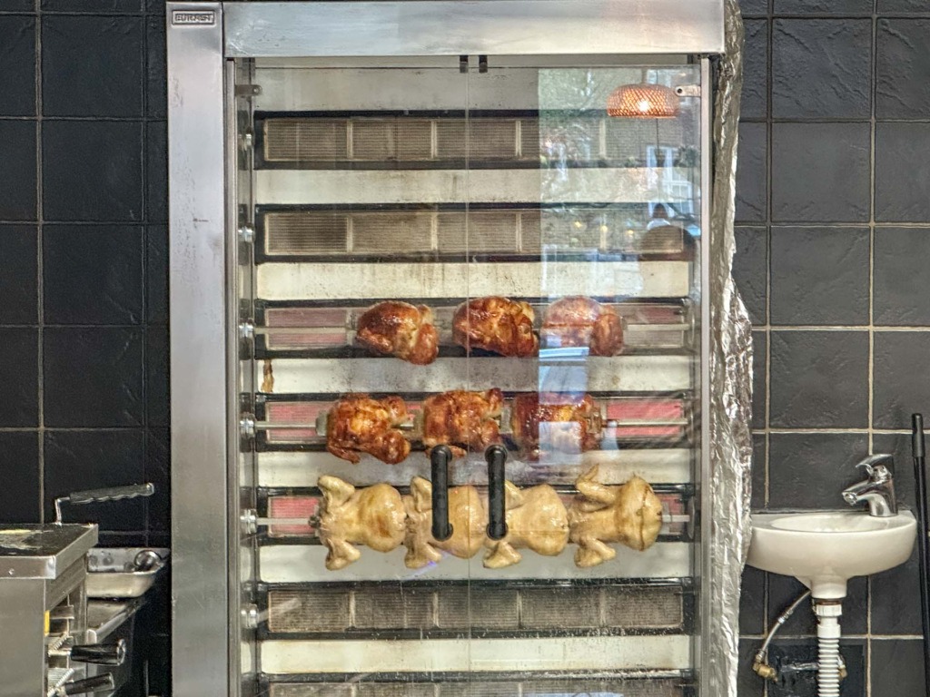En specialitet hos Alrayes Restaurant er de langtidsstegt kyllinger på rotisserie.