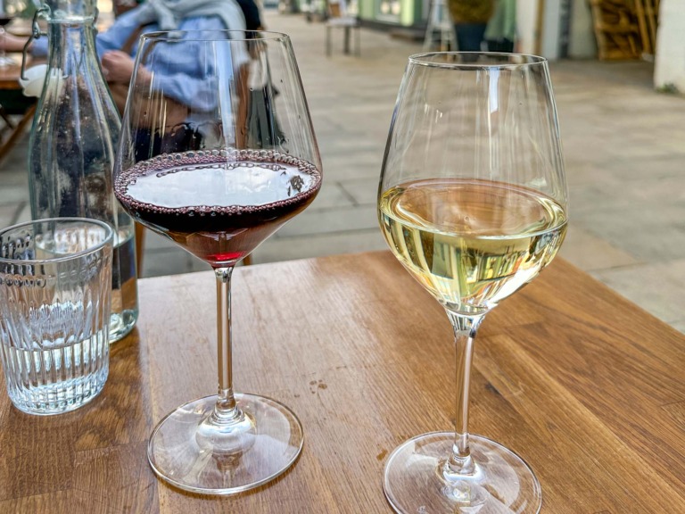 To glas vin hos Anduma Vinbar i Grønnegade.