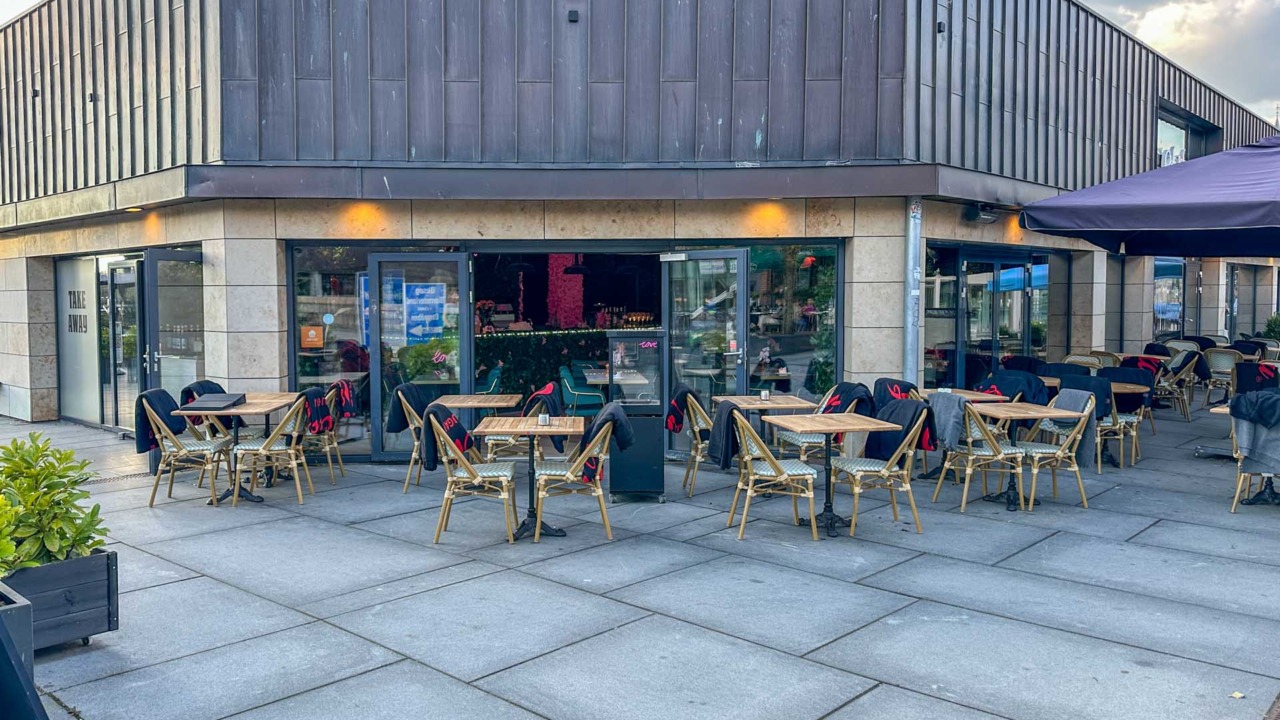 Café Love ligger på gågaden og ud til Bryggen.