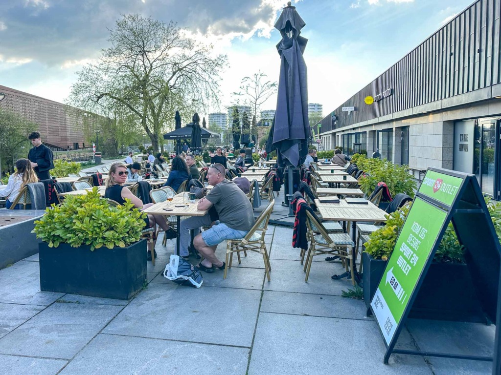 Der er mange siddepladser udenfor hos Café Love i Vejle.