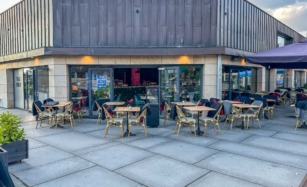 Café Love ligger på gågaden og ud til Bryggen.