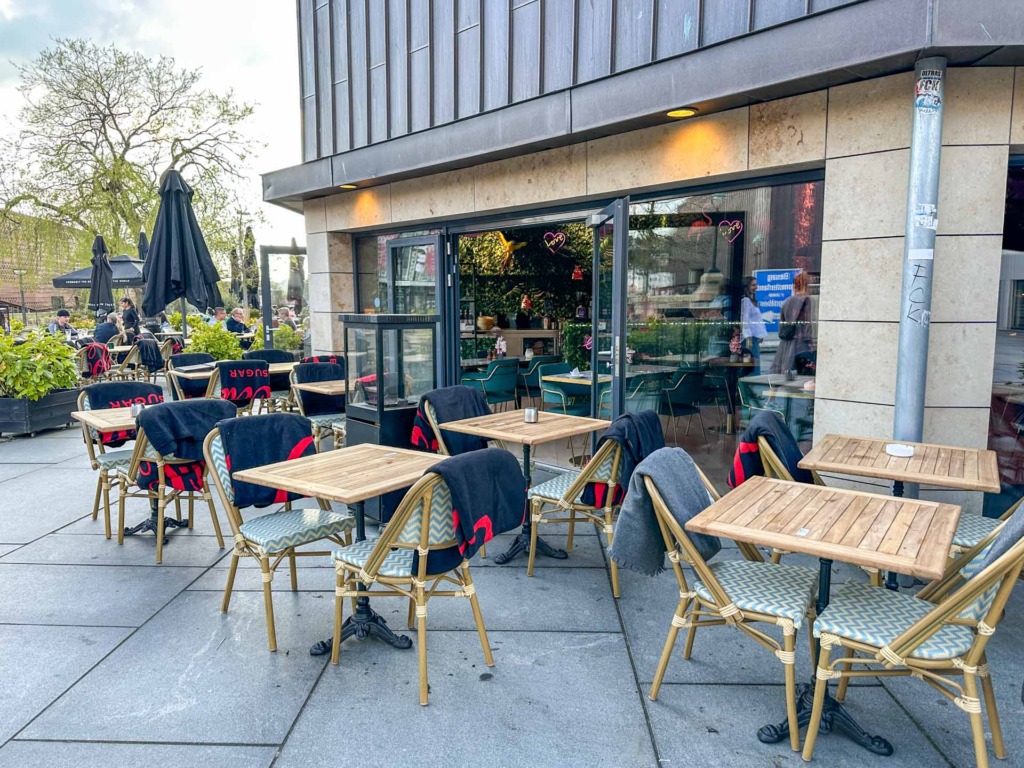 Der ligger tæpper klar til gæster, der vi sidde udenfor hos Café Love