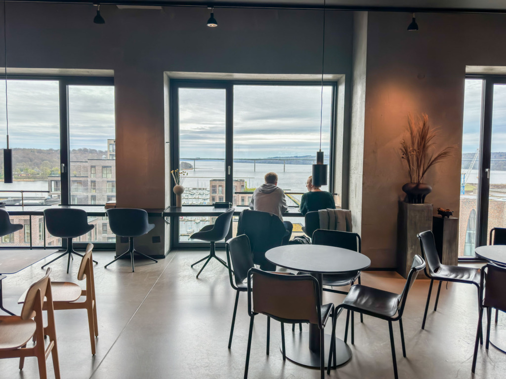 Et godt lys og god udsigt er hvad du finder i Sky lounge hos Four Points Flex Sheraton Hotel