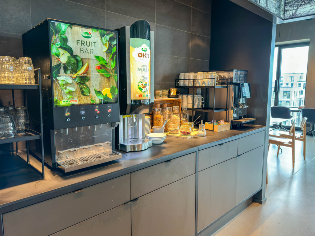 Der er kolde og varme drikke hos Sky lounge i Four Points Flex Sheraton Hotel