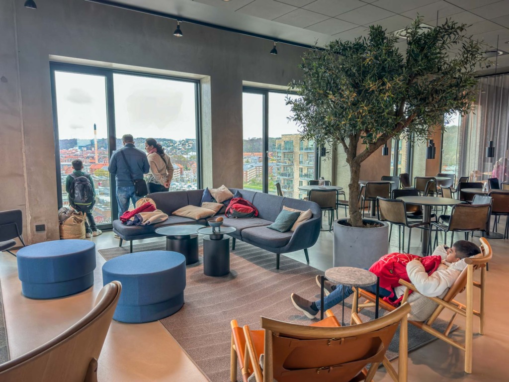 Sky lounge hos Four Points Flex Sheraton Hotel har afslappende møbler at tage plads i.