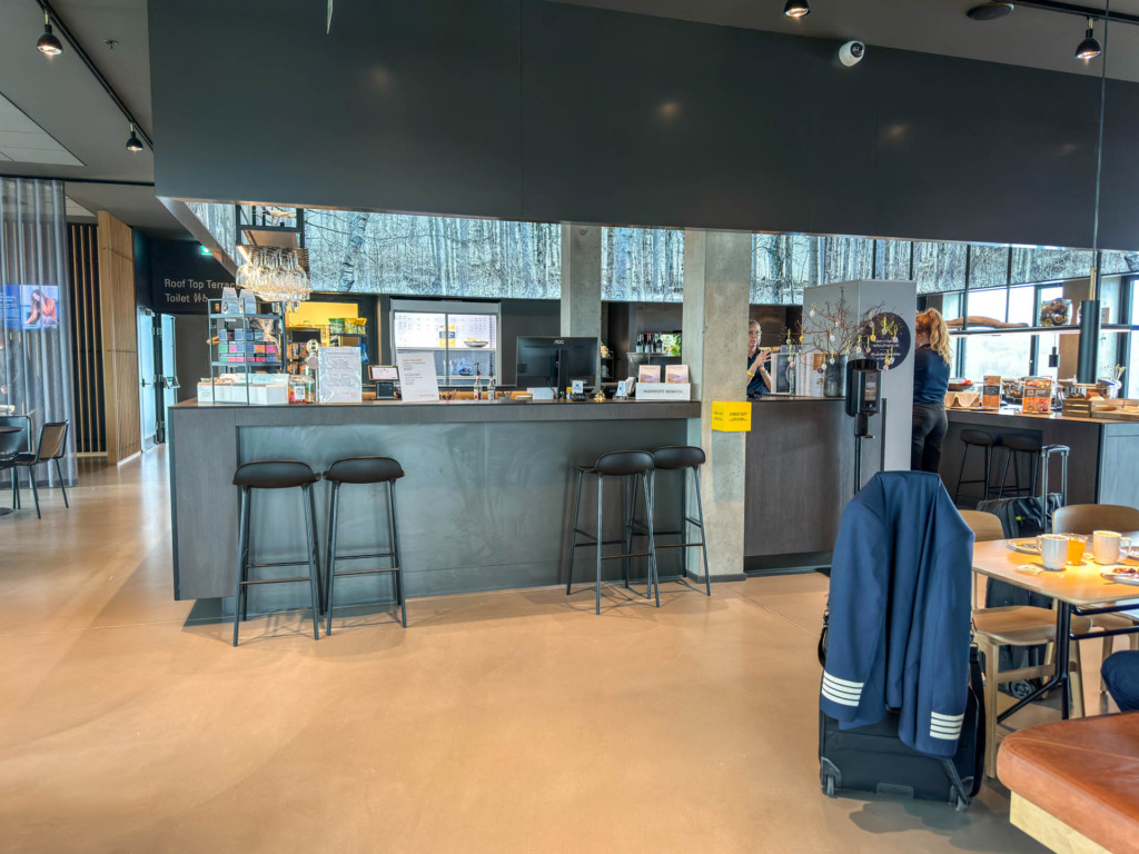 Der er snacks og drikke i Sky lounge hos Four Points Flex Sheraton Hotel.