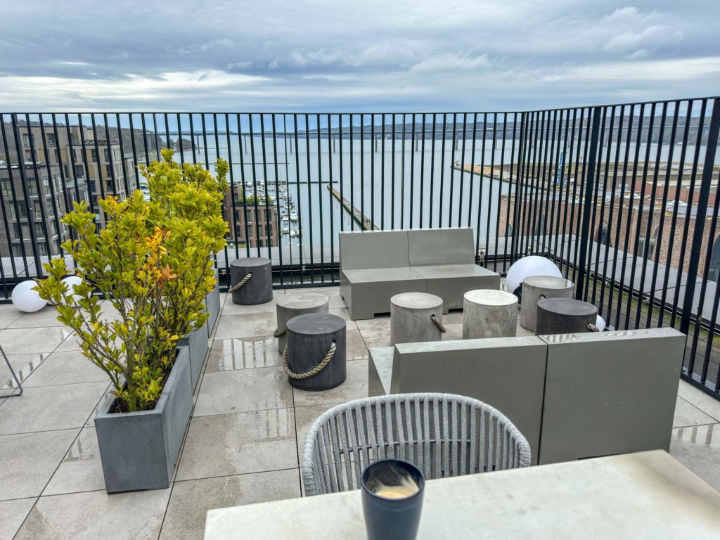 Tag plads på tagterrassen hos Four Points Flex Sheraton Hotel. Udsigten er fantastisk.