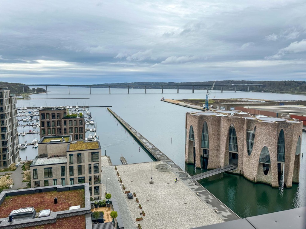Vejlefjordbroen og restaurant Lyst kan ses fra tagterrassen hos Four Points Flex Sheraton Hotel
