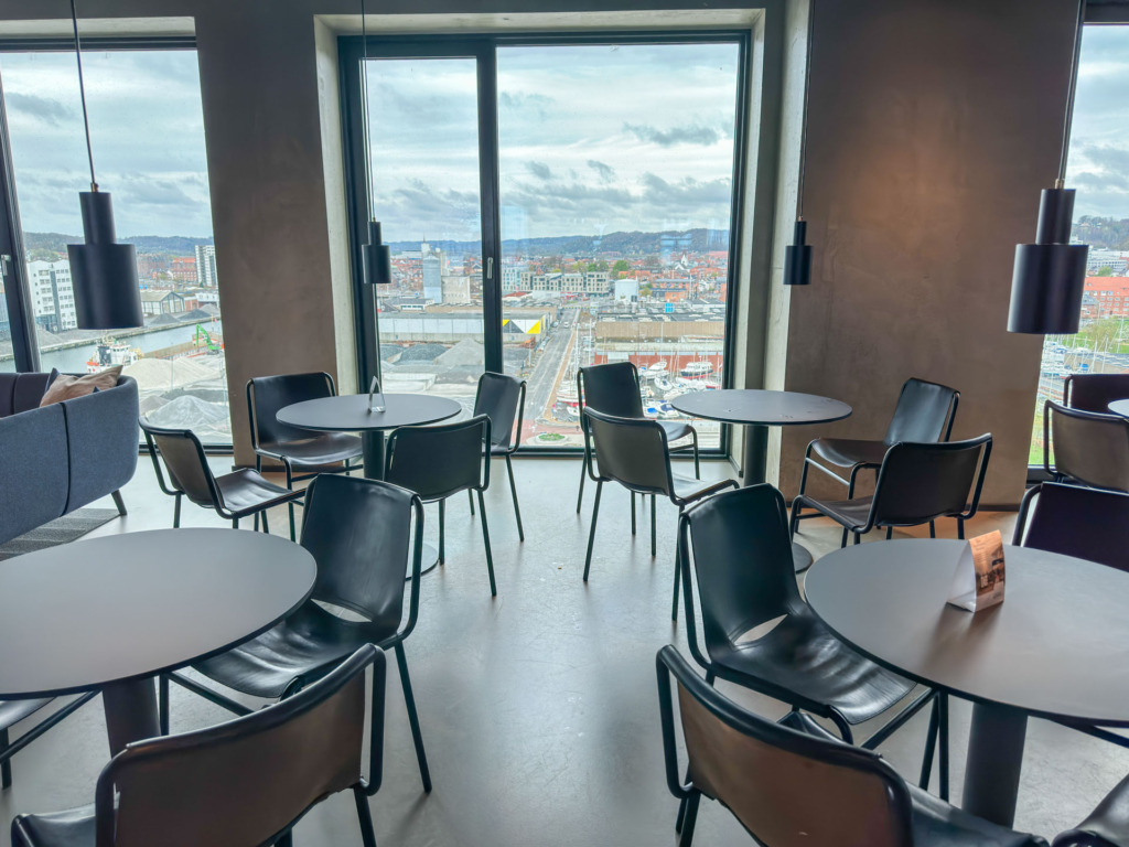 Der er mange pladser i Sky lounge hos Four Points Flex Sheraton Hotel