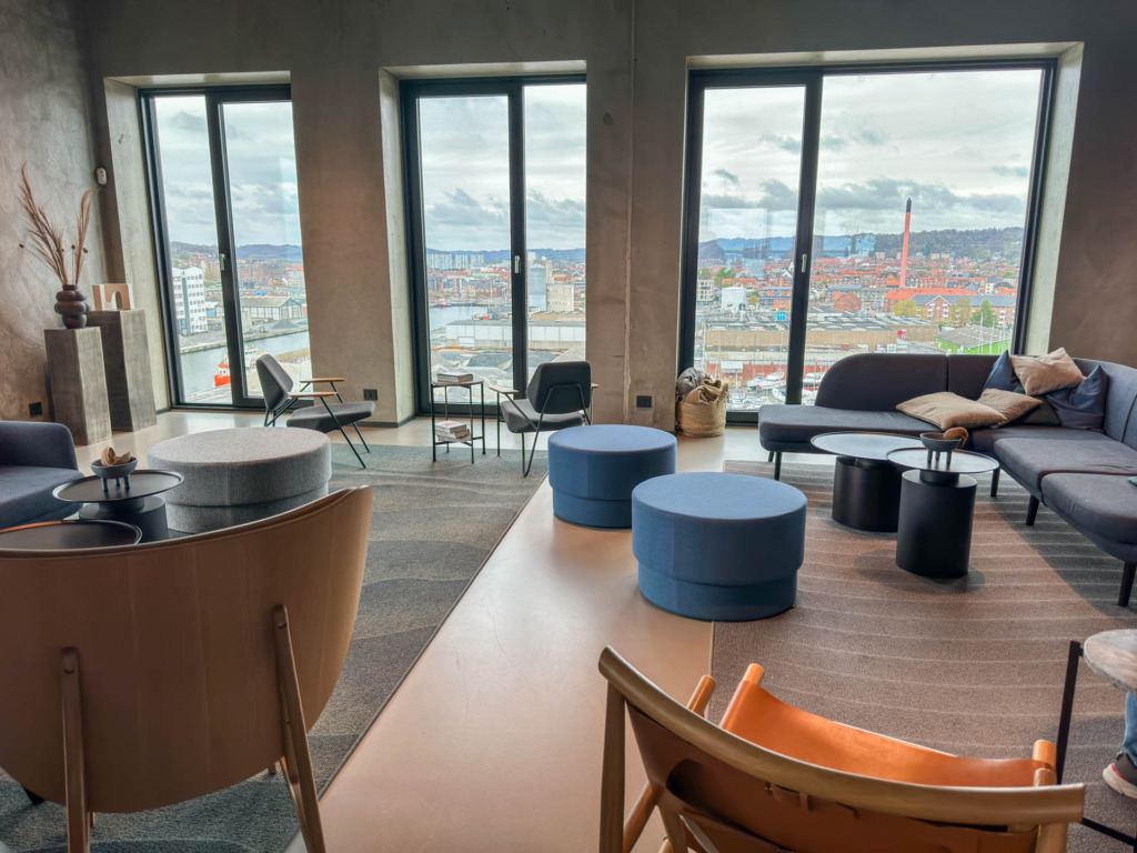 En bedre udsigt over Vejle end hos Sky lounge hos Four Points Flex Sheraton Hotel er svær at finde.