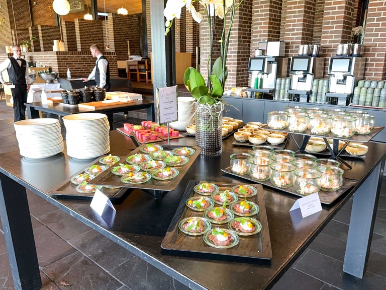 Der er buffet på Panorama Restaurant på Munkebjerg Hotel.