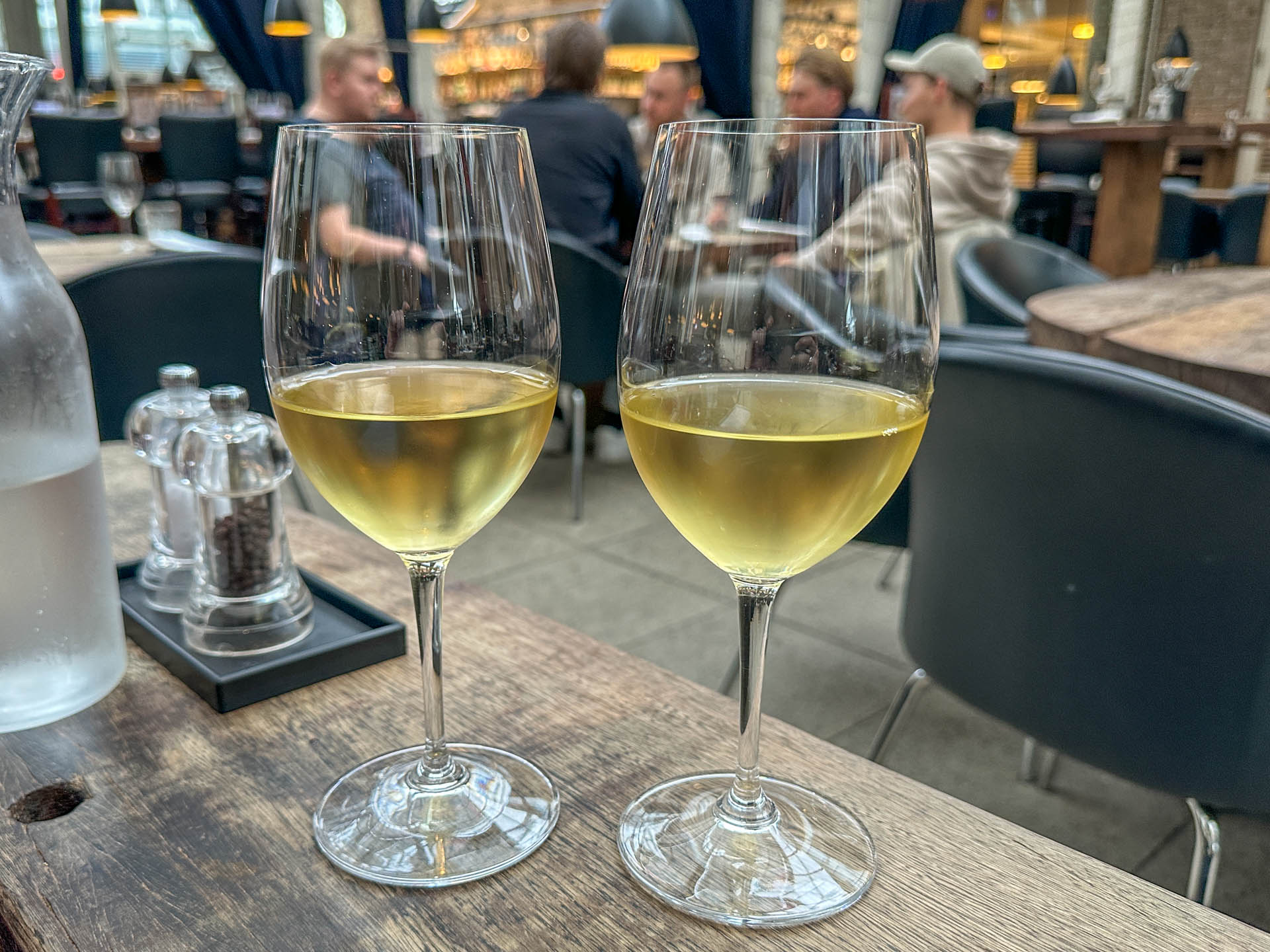 Vin i glassene i MegaLounge.