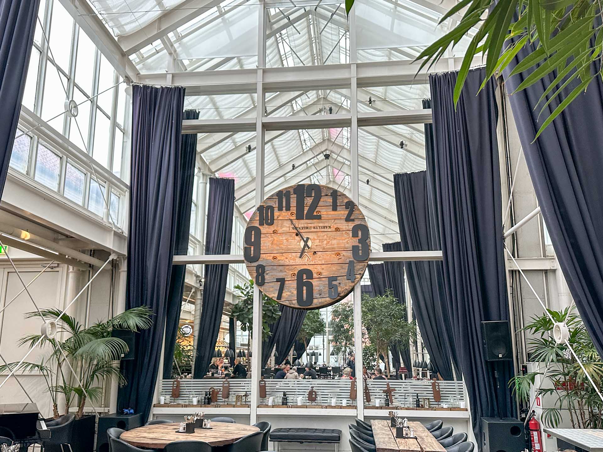 Under det imponerende høje glastag i Torvehallernes multihus ligger Bistecca i MegaLounge.