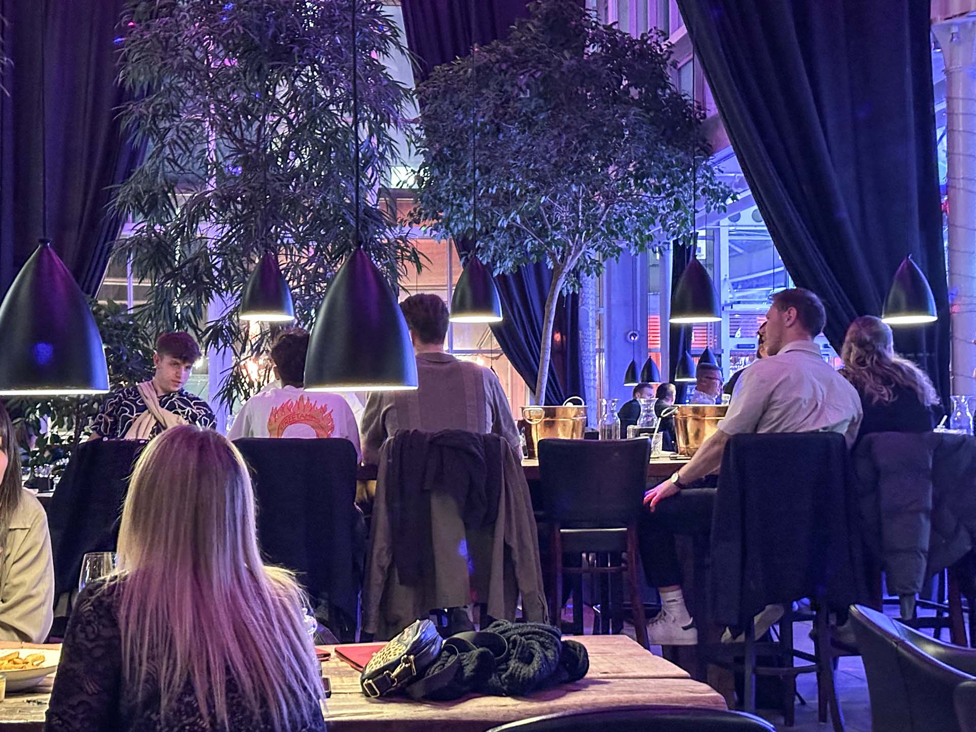 Der er gjort noget for at skabe god stemning i MegaLounge i Vejle. 