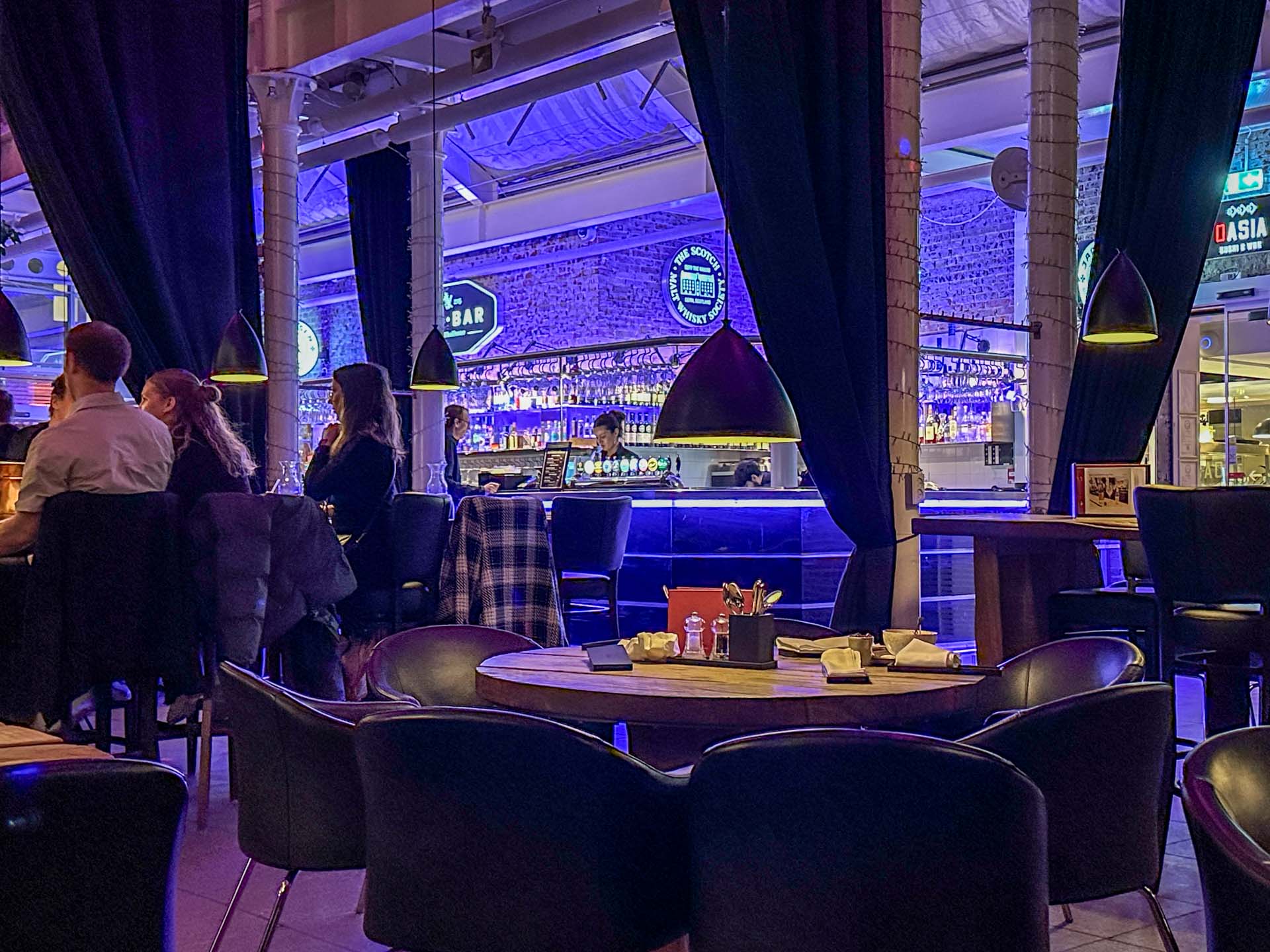 Ginbar er stor og der er flere områder at tage plads i. 