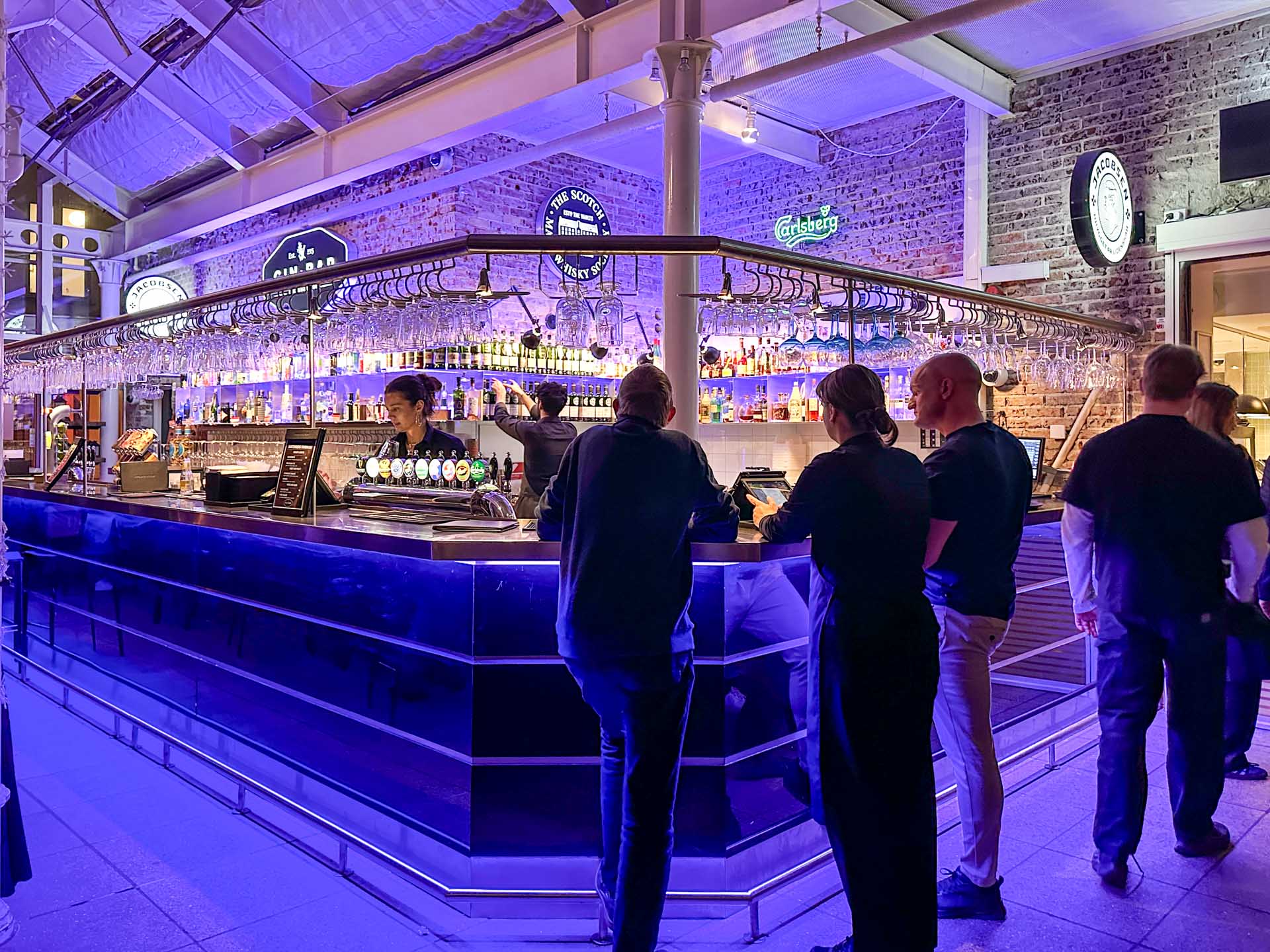 Ginbar i Megalounge har en stor bar, hvor gæsterne gerne hænger. 
