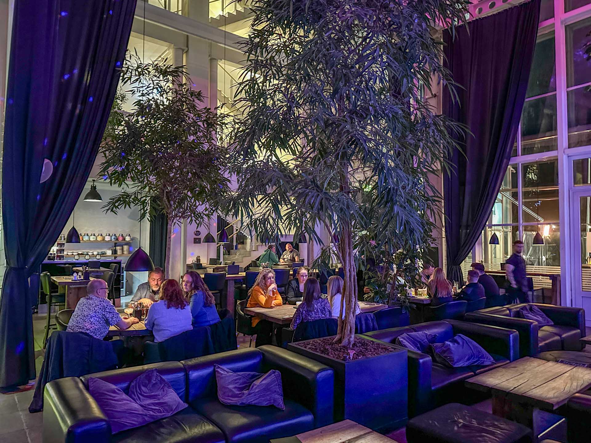 Der er hyggeligt og ofte gang i den i MegaLounge hvor Ginbar holder til. 