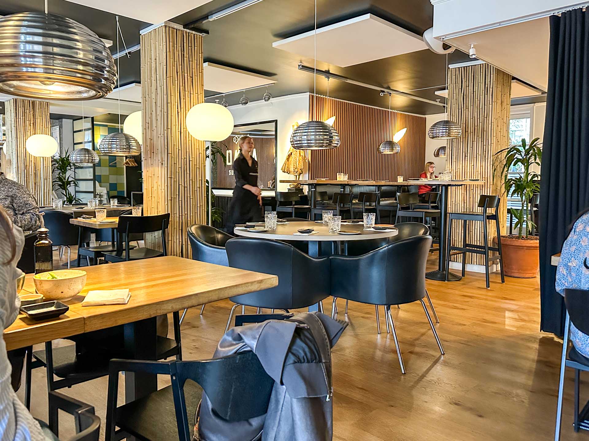 Der er en god atmosfære hos Oasia Sushi & Wok i Vejle.