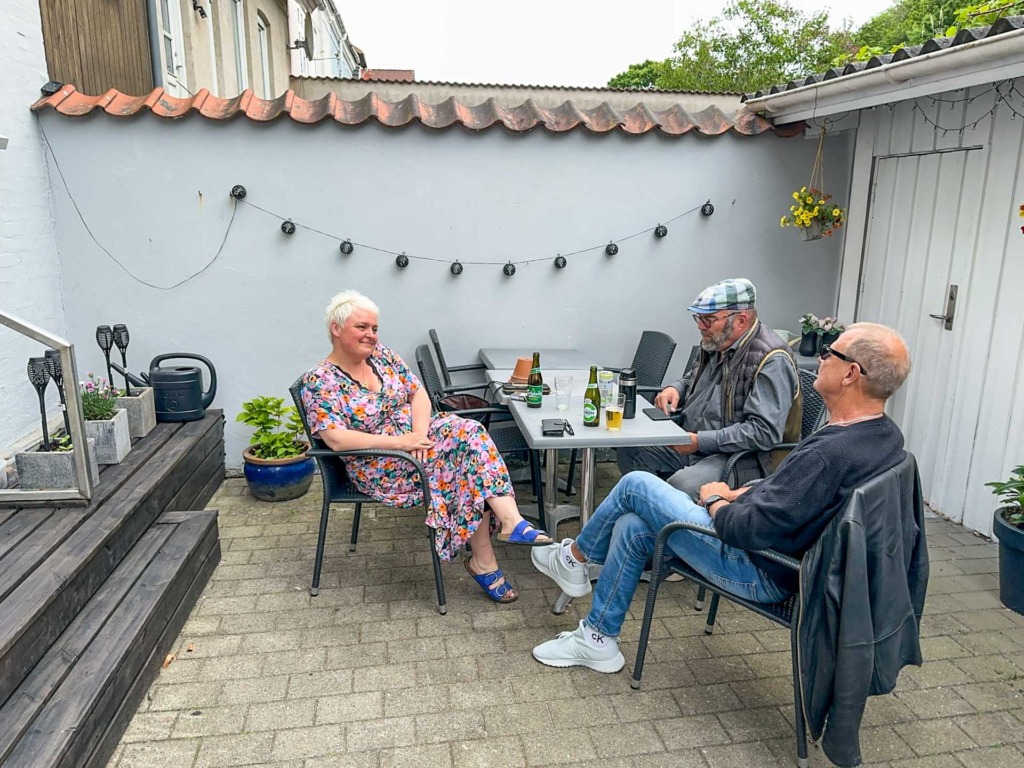 Gårdhaven hos Klausen Vejle er hyggelig.
