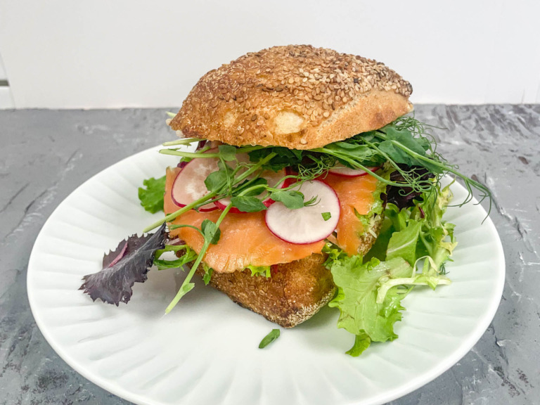 Surdejs sandwich med laks hos La Nouvelle under Landsstævnet 2025.