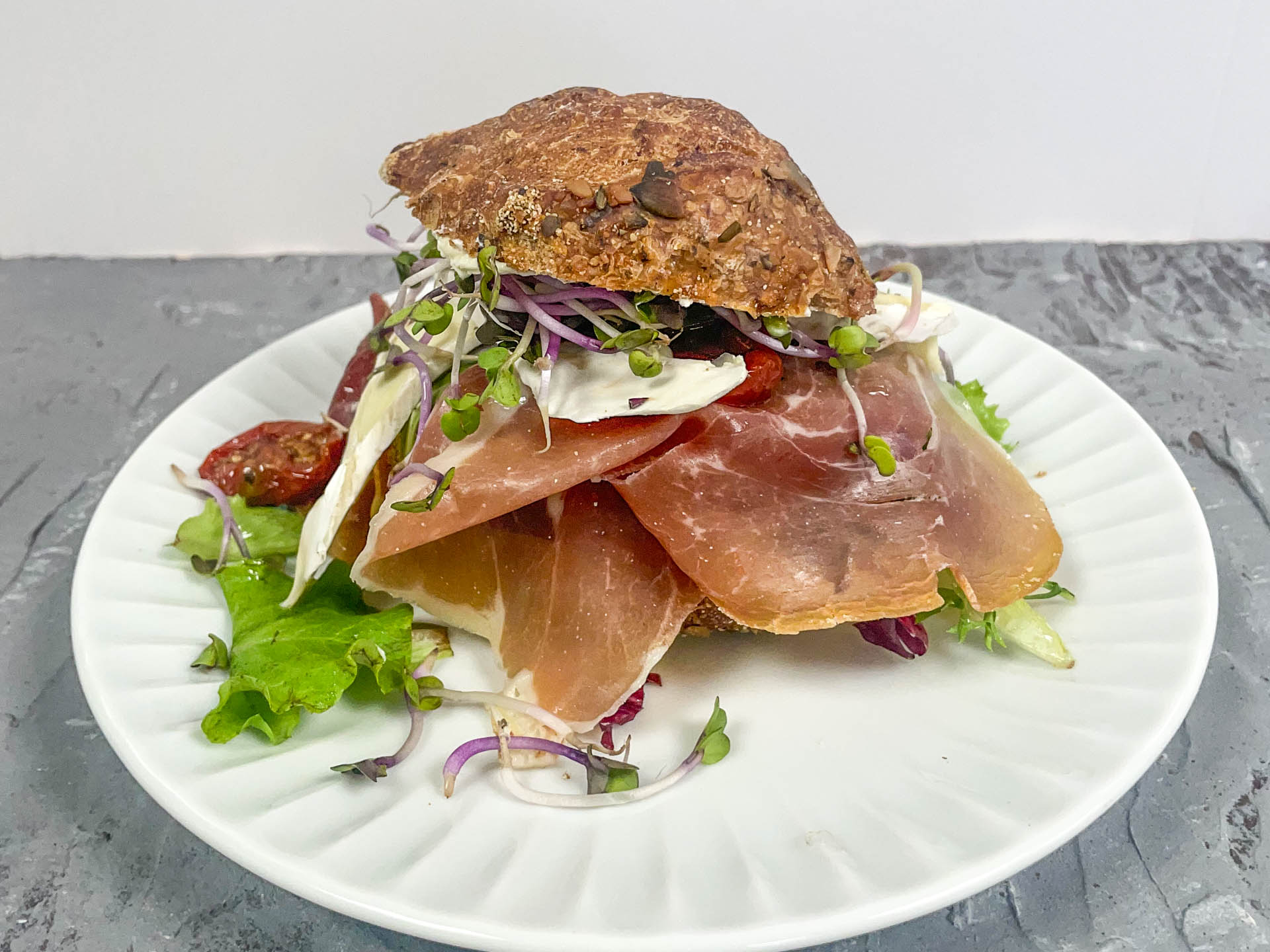 Surdejs sandwich med serranoskinke hos La Nouvelle.