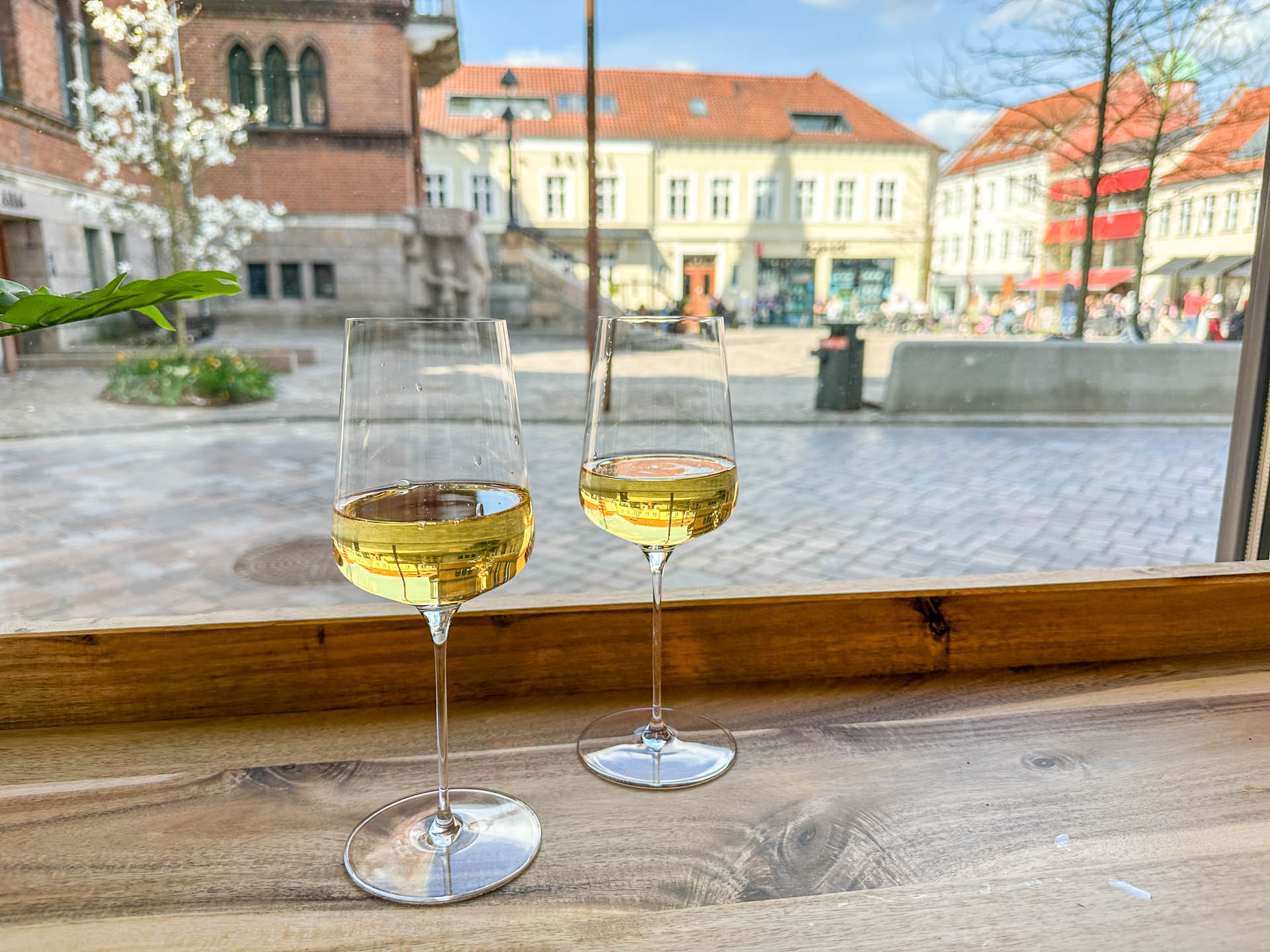 MeMu WineSHOP har en god udsigt til Rådhustorvet.