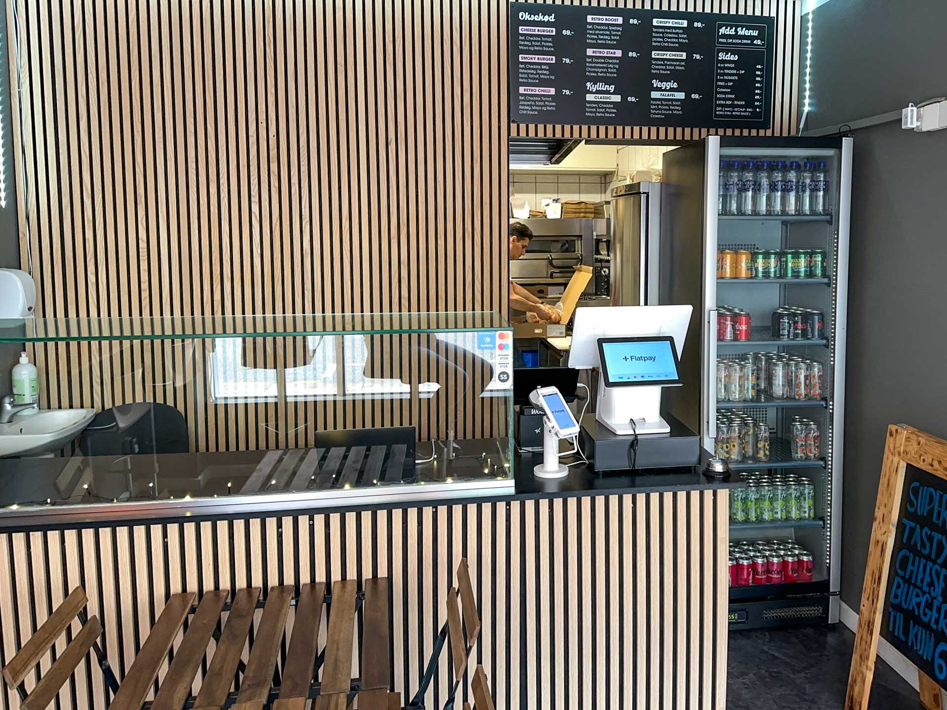 Retro Burger er ikke stor og man kommer lige ind til disken.