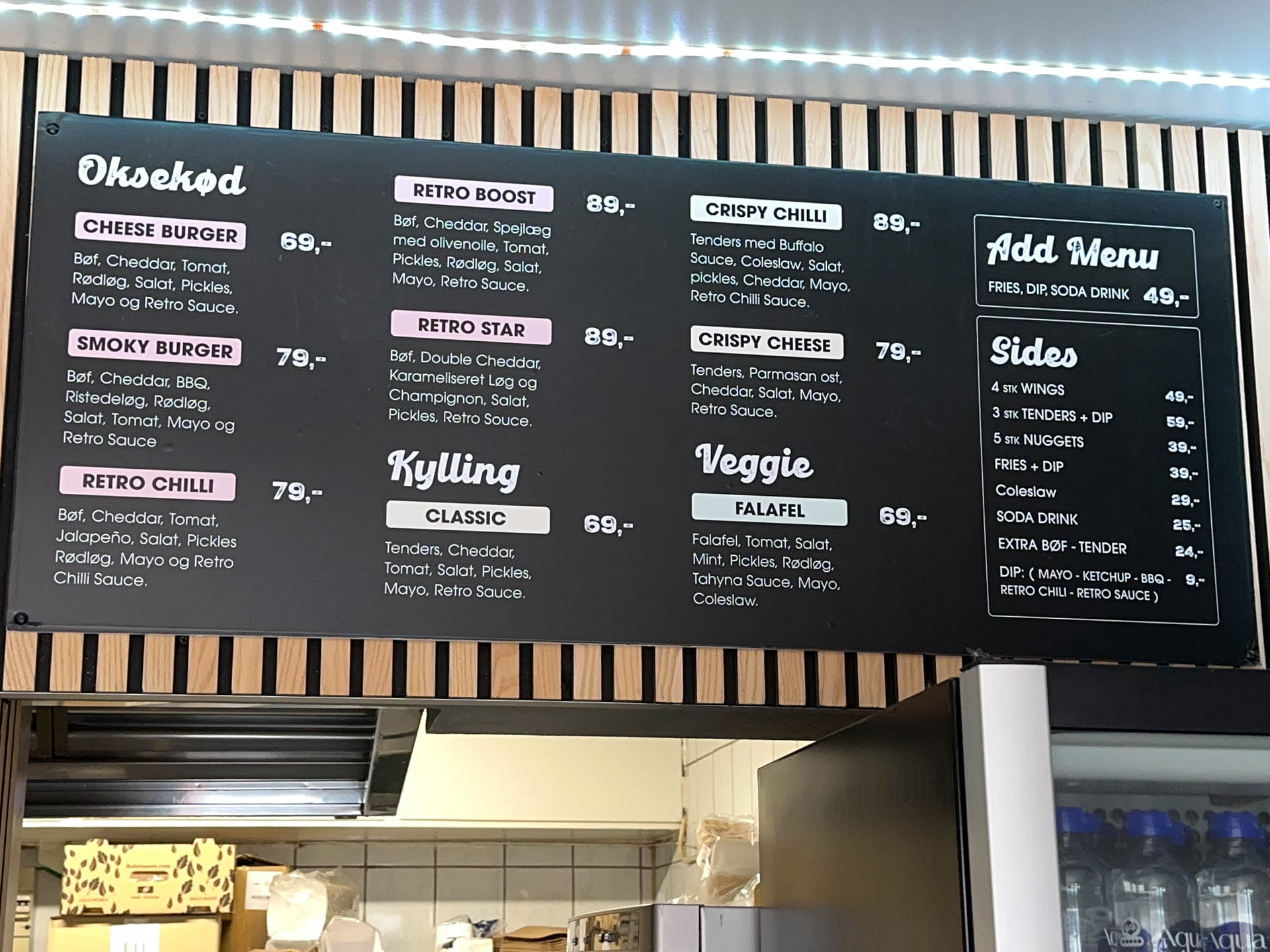 Et enkelt menukort hos Retro Burger i Vestergade. 
