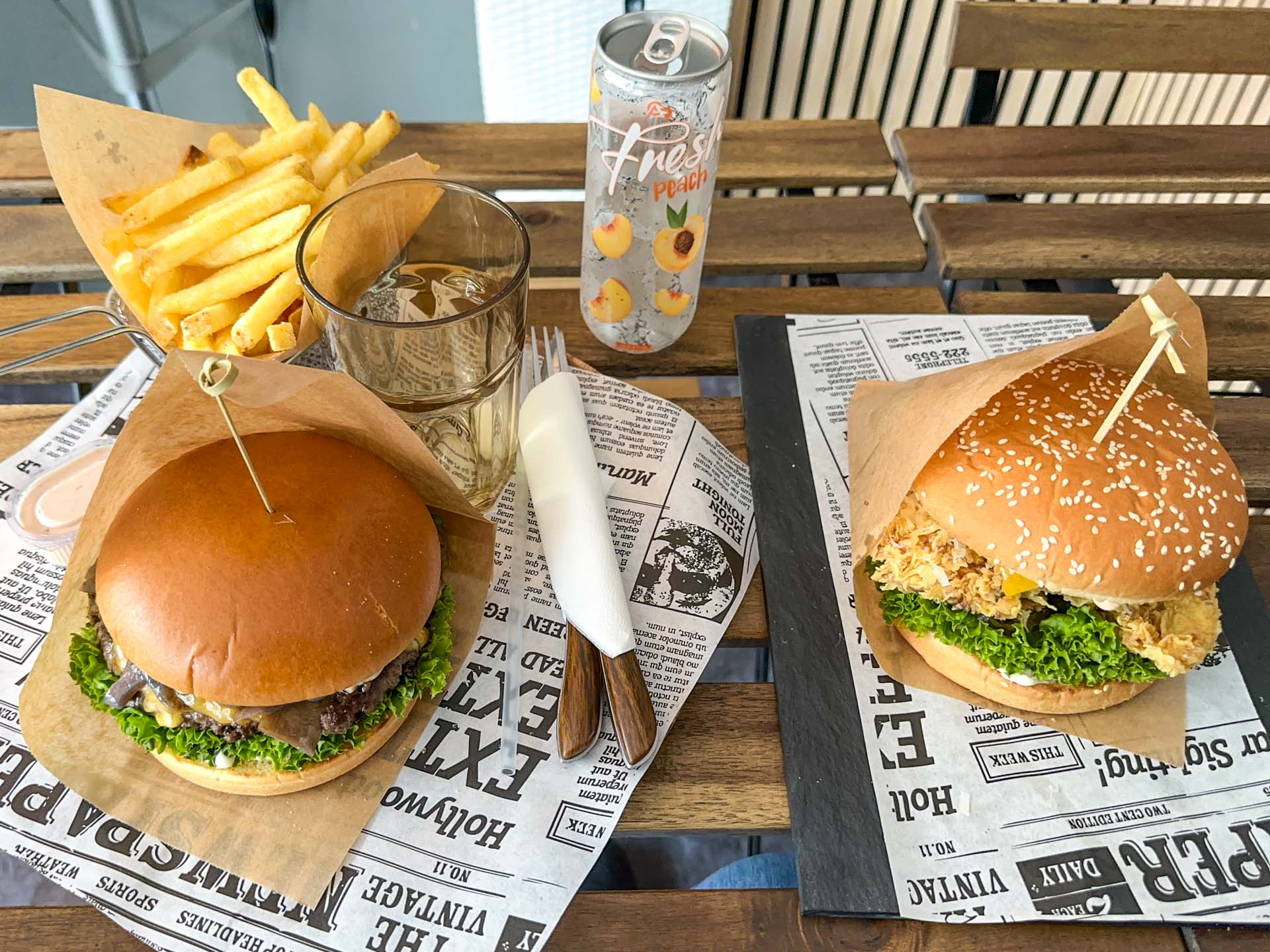 To burgere, fritter, dip og drikke hos Retro Burger.