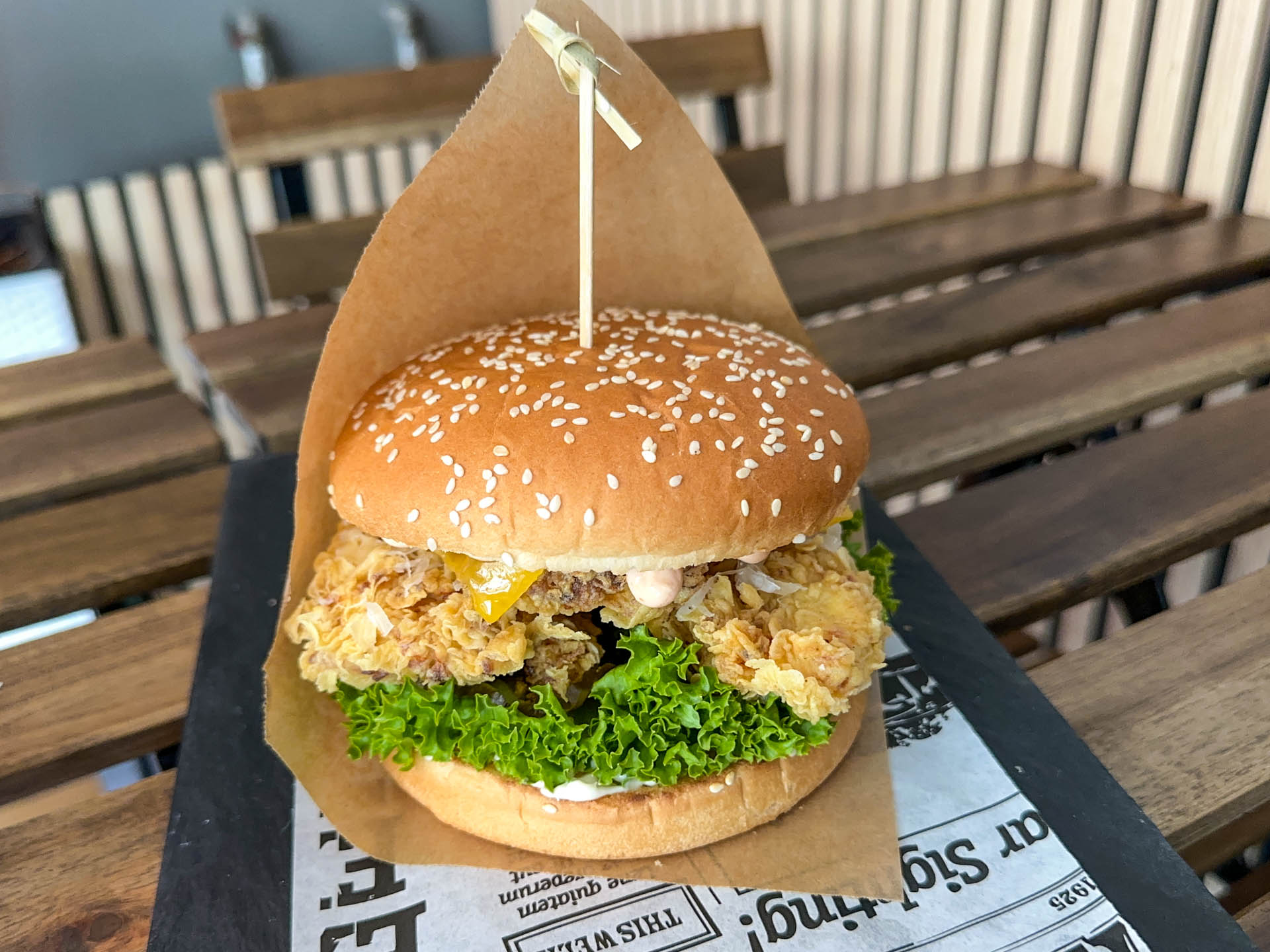 Chicken crispy cheese burger hos Retro Burger
