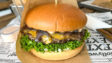 Retro Star burgeren er signaturen hos Retro Burger i Vejle.