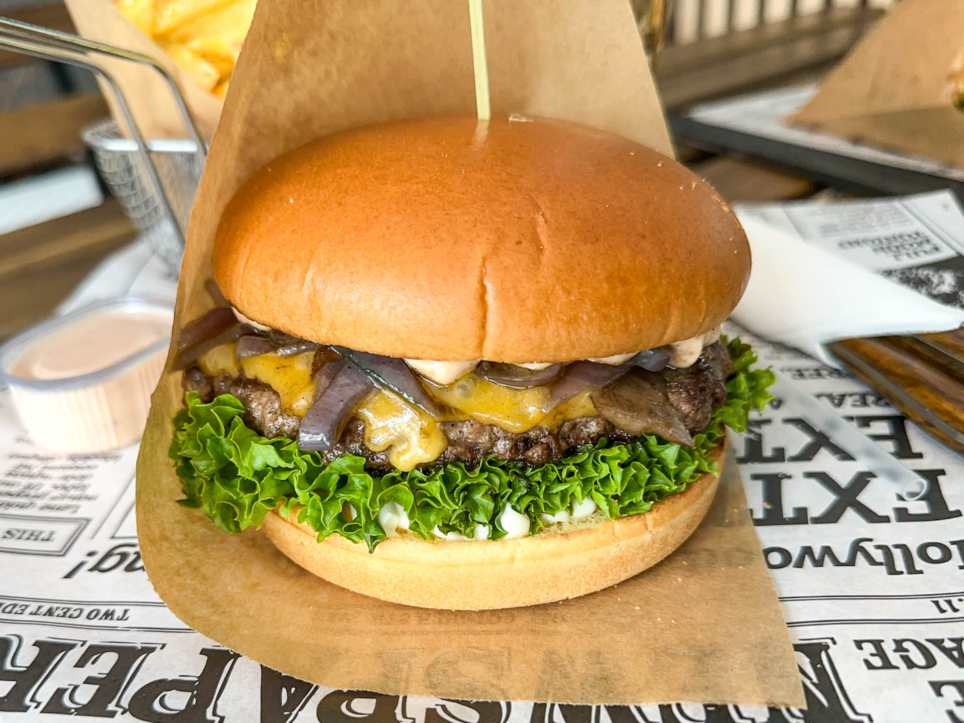 Retro Star burgeren er signaturen hos Retro Burger i Vejle.