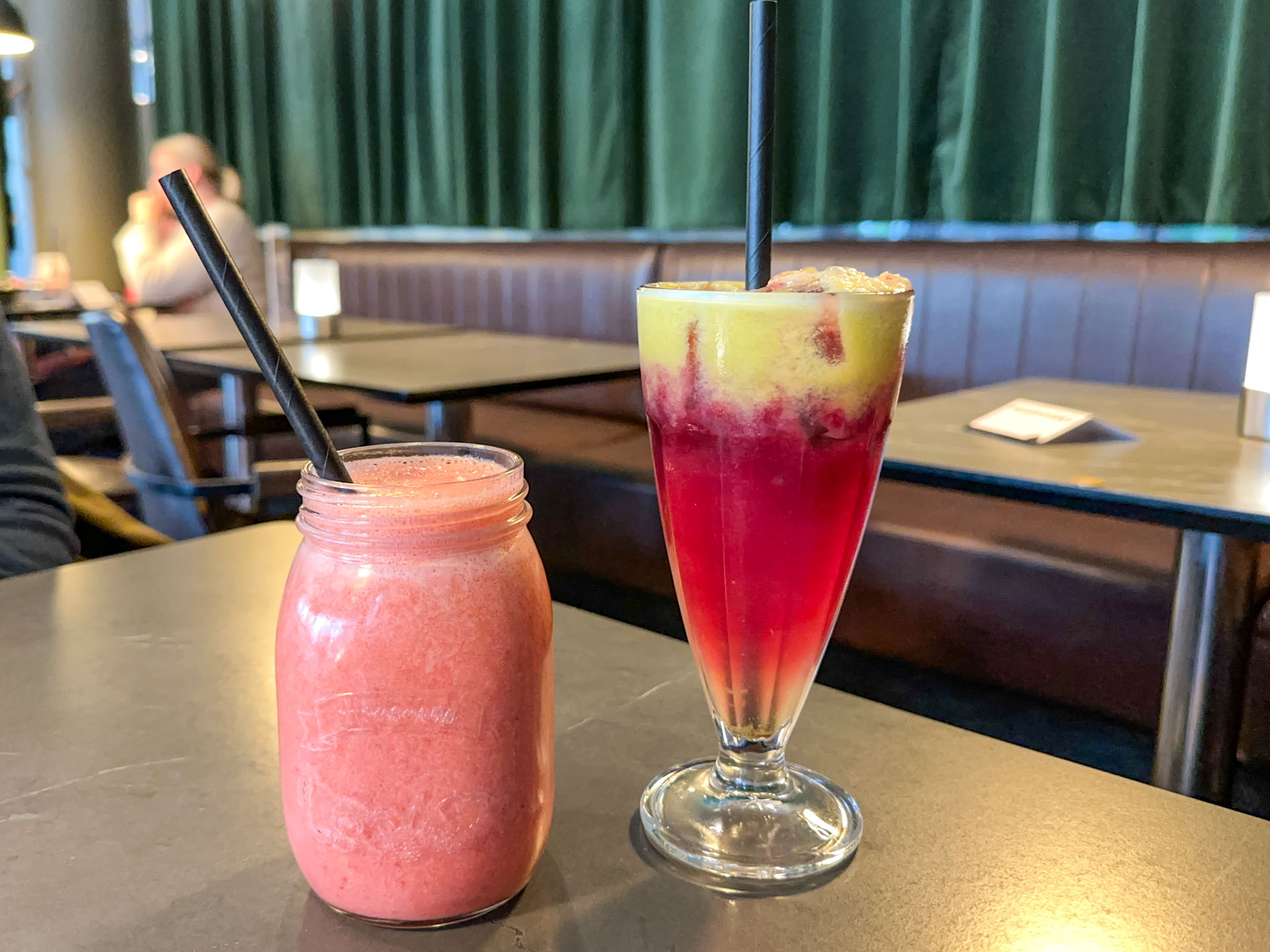 En hjemmelavet smoothie og friskpresset juice hos Lido Caféen.
