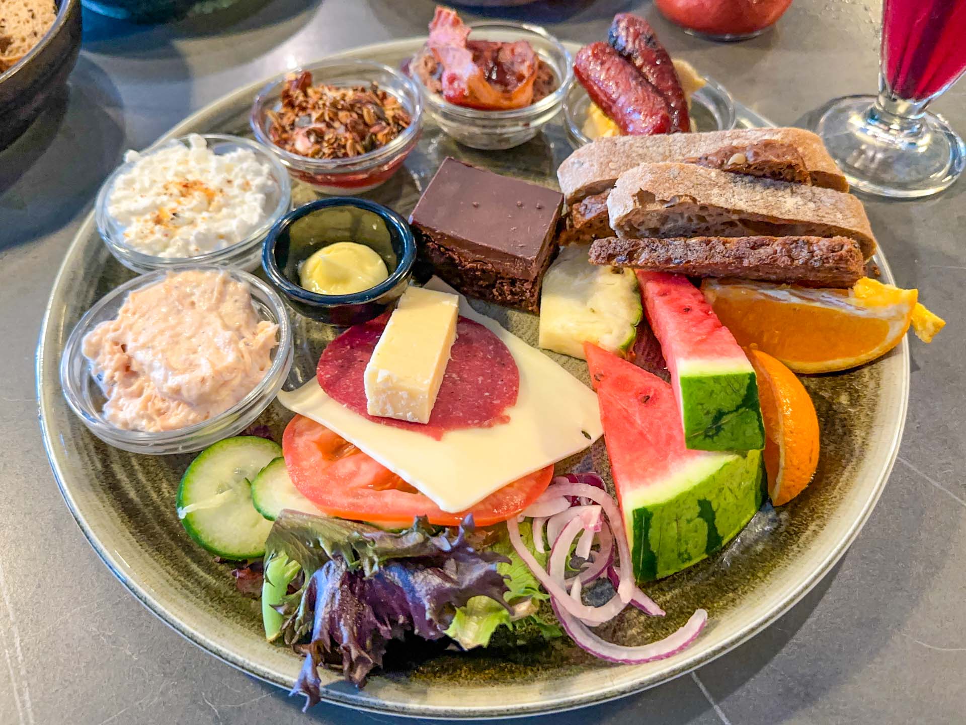 Brunchtallerken hos Lido Caféen i Vejle.