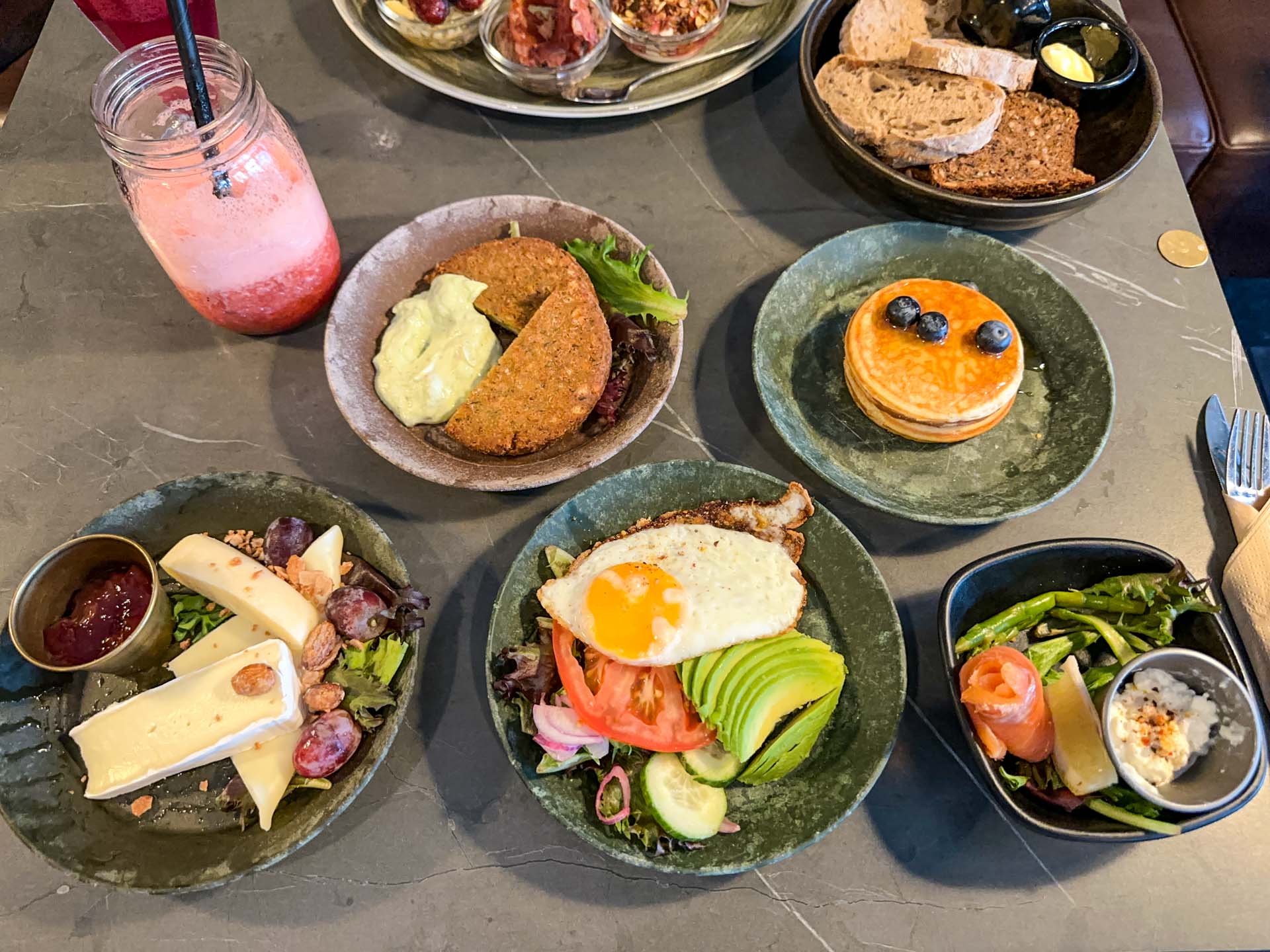 Tapas Brunch hos Lido Caféen, hvor man selv vælger hvad man ønsker til sin brunch.