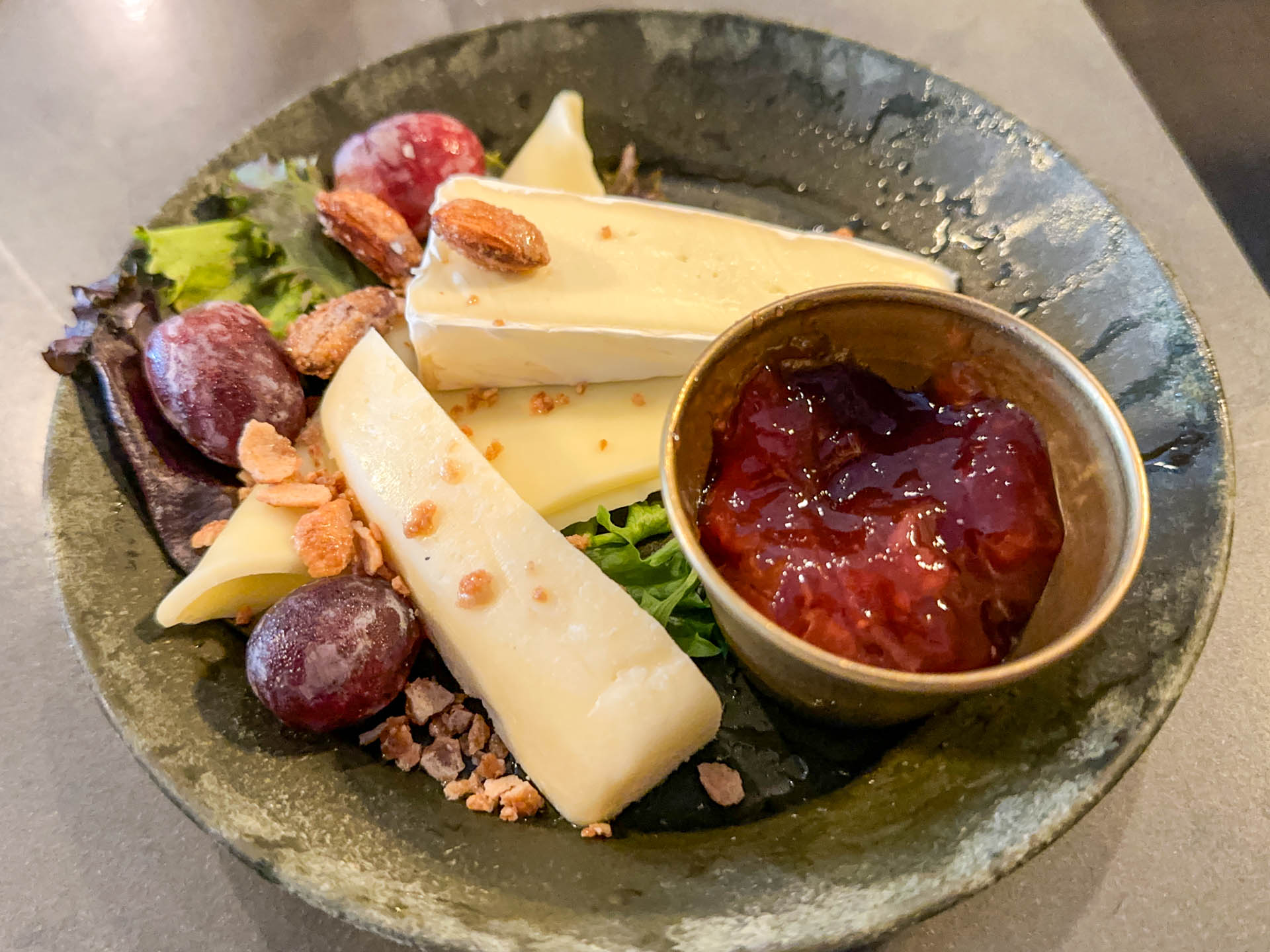 Ostetallerken til Tapas Brunch hos Lido Caféen.