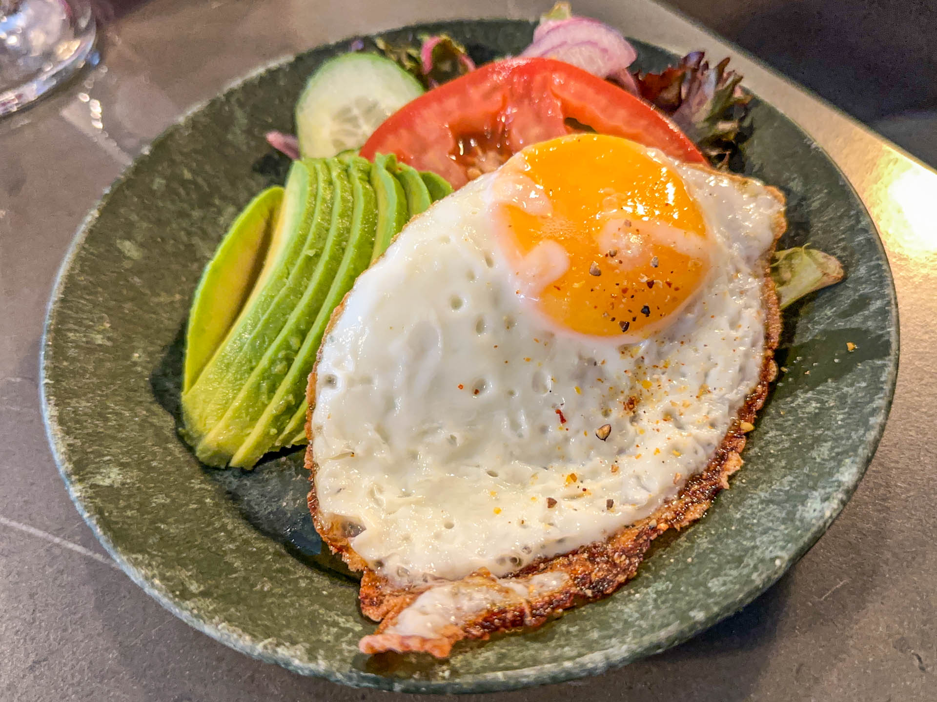 Æg og avocado hos Lido Caféen.