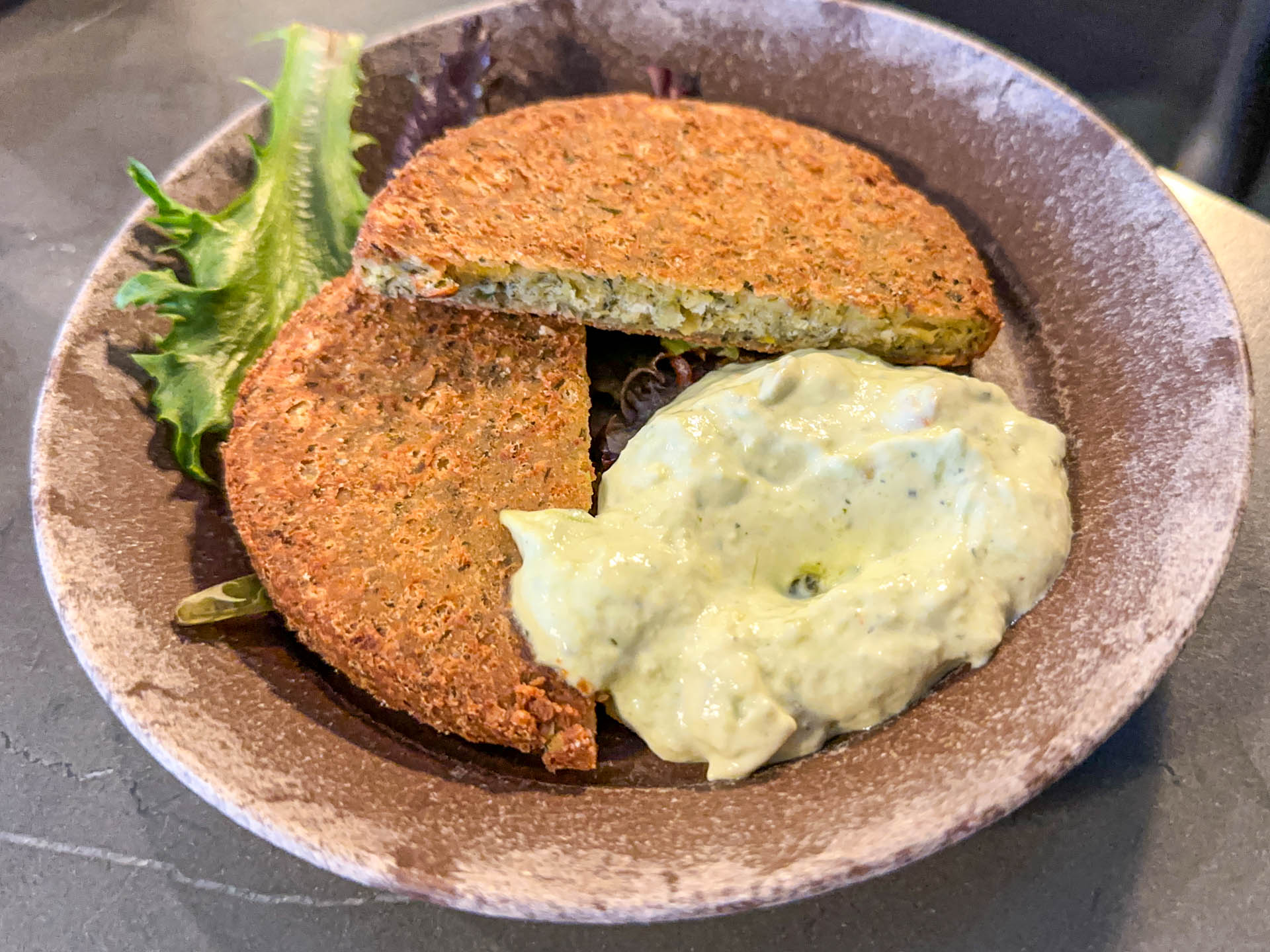 En stor og flad falafel hos Lido Caféen.