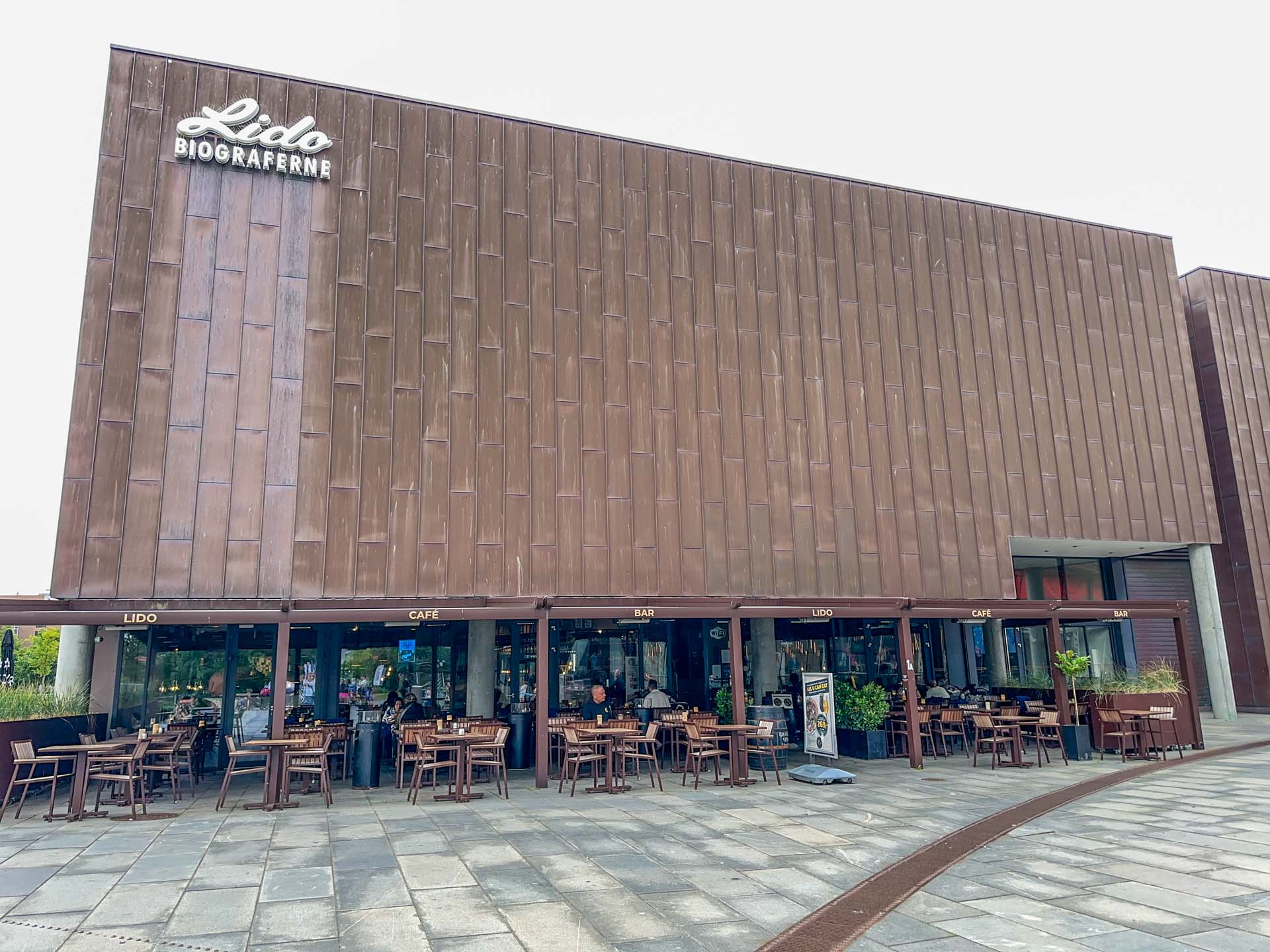 Lido Caféen i Vejle set udefra. Den ligger i samme bygning som Lido Biograferne.