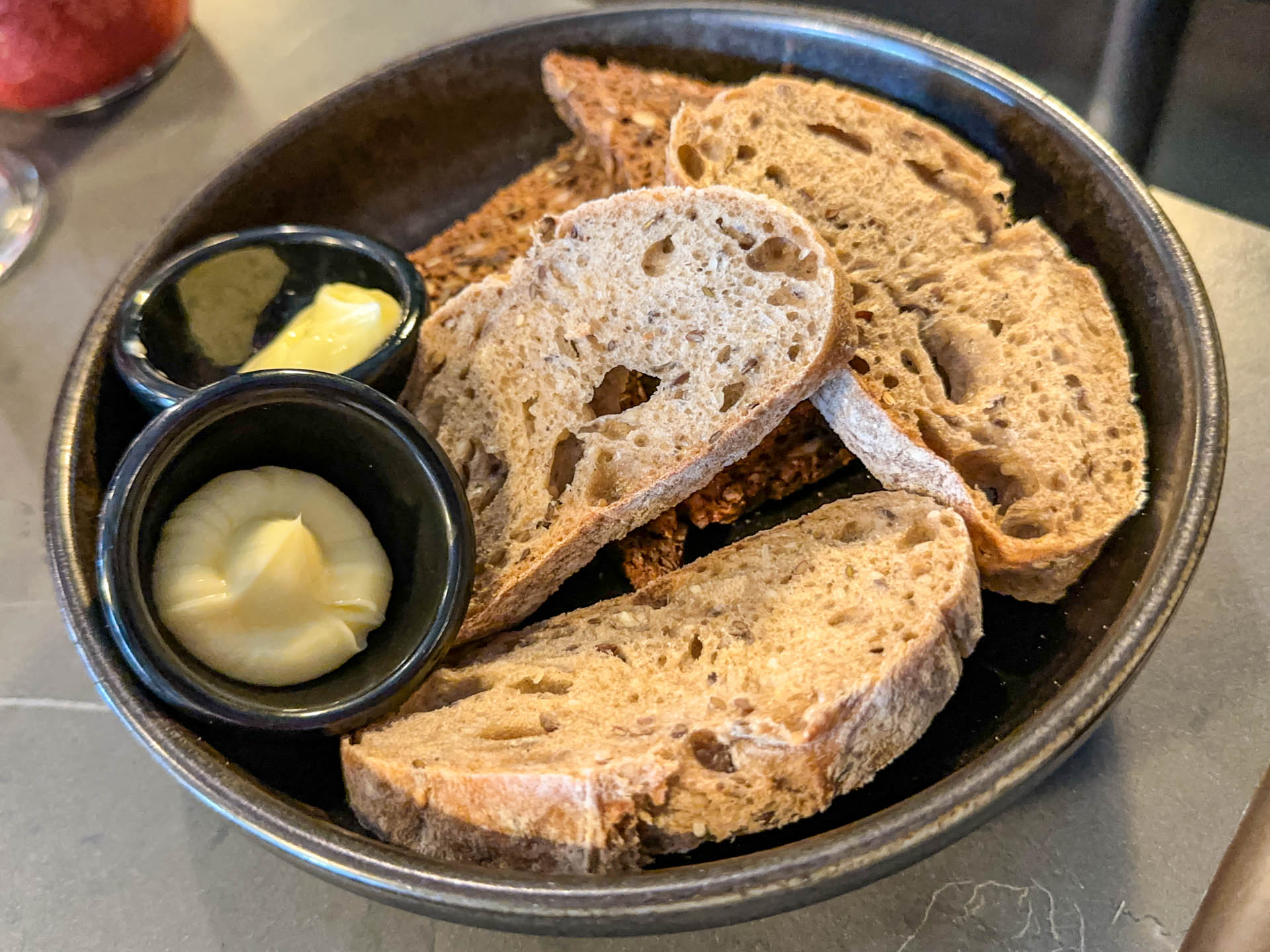 Brødkurv til brunchen hos Lido Caféen.