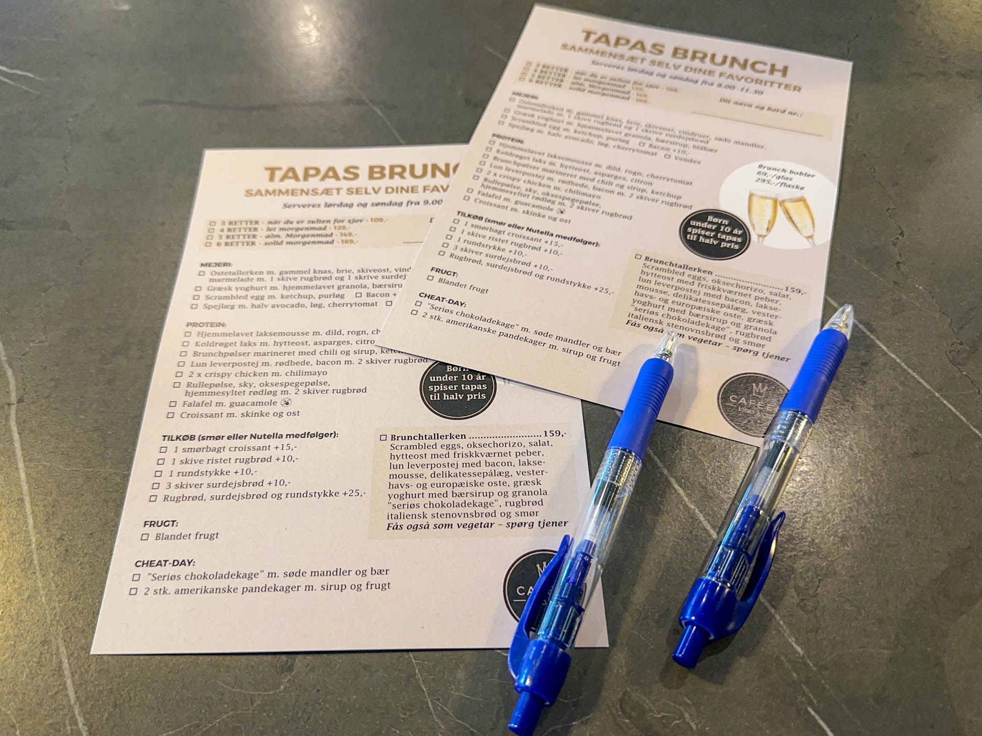 Der er afkrydsningsark til bestilling af morgenmad og brunch.